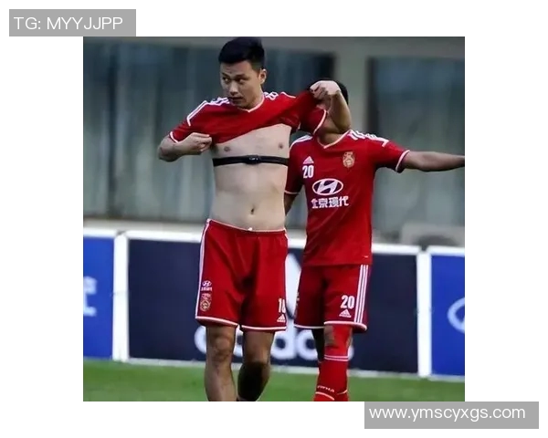 日本足球明星展现完美腹肌魅力图集引领健身潮流